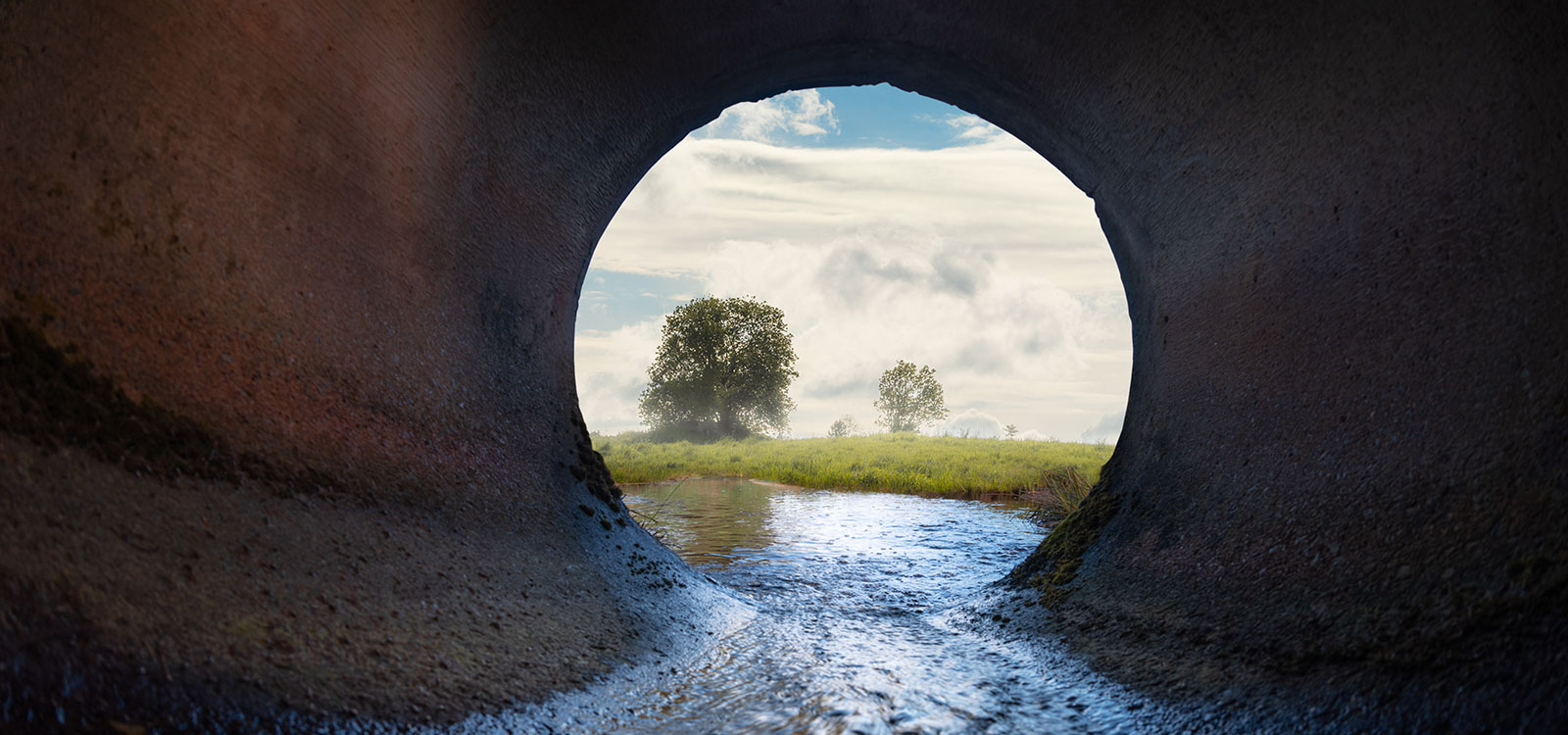 Titelbild Abwasser: Tunnel mit Wasser