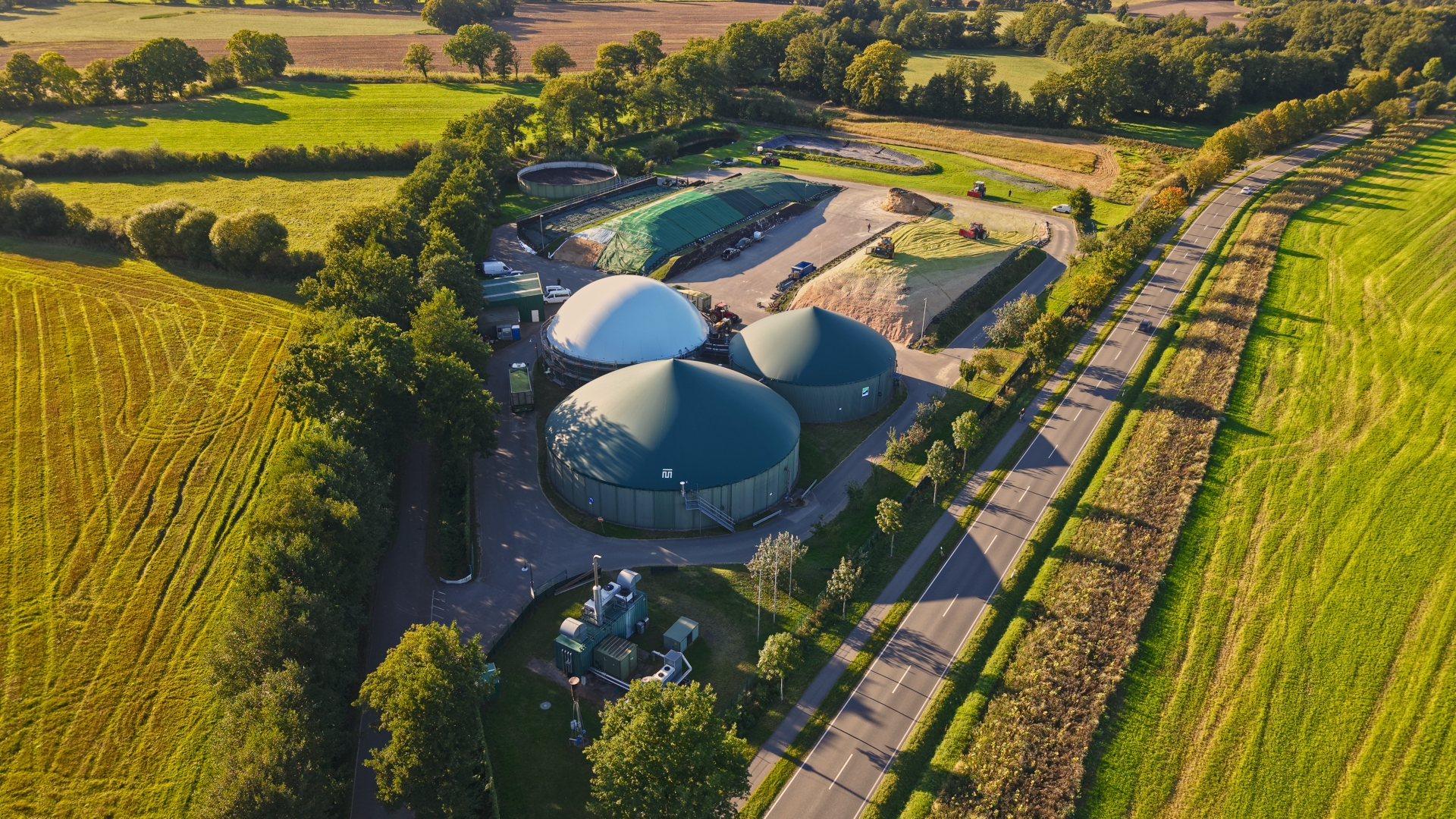 Titelbild Biogas: Biogasanlage von oben