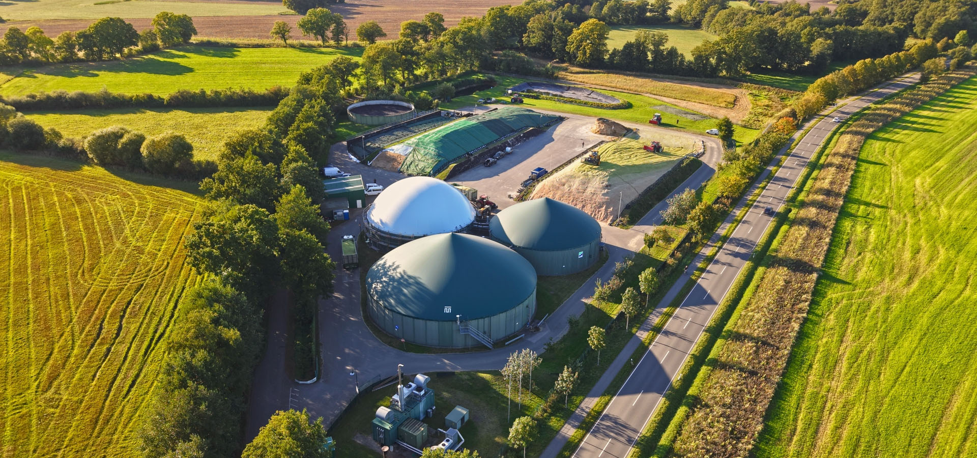 Titelbild Biogas: Biogasanlage von oben