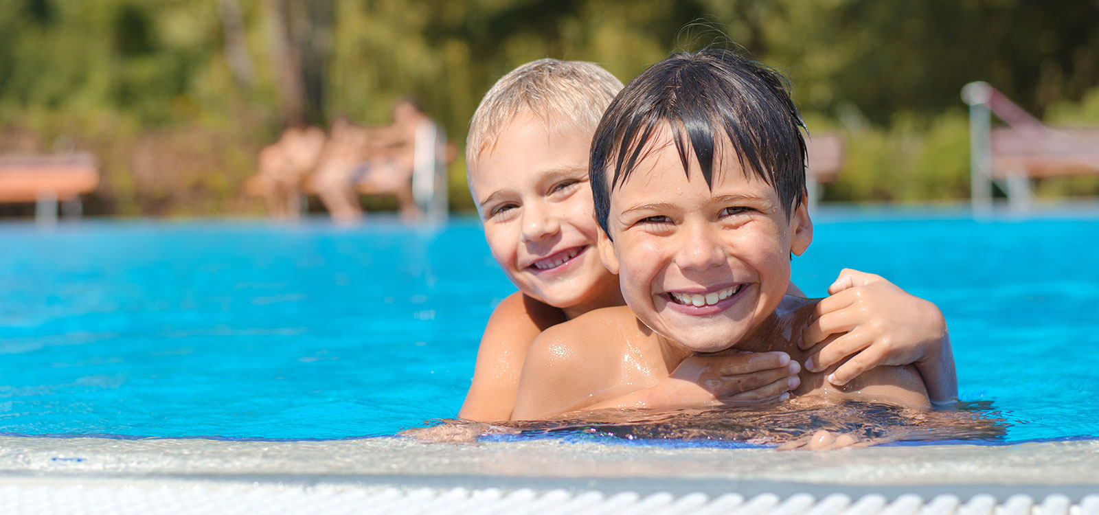 Titelbild Freibad: zwei Jungs im Freibadbecken